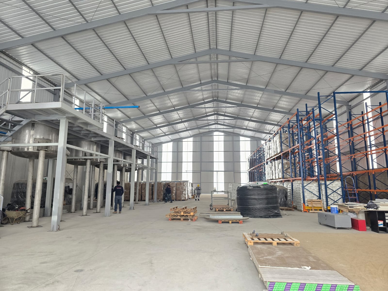 Interior de nave industrial con estructura metálica y cobertura montada por Arco Iris Metal