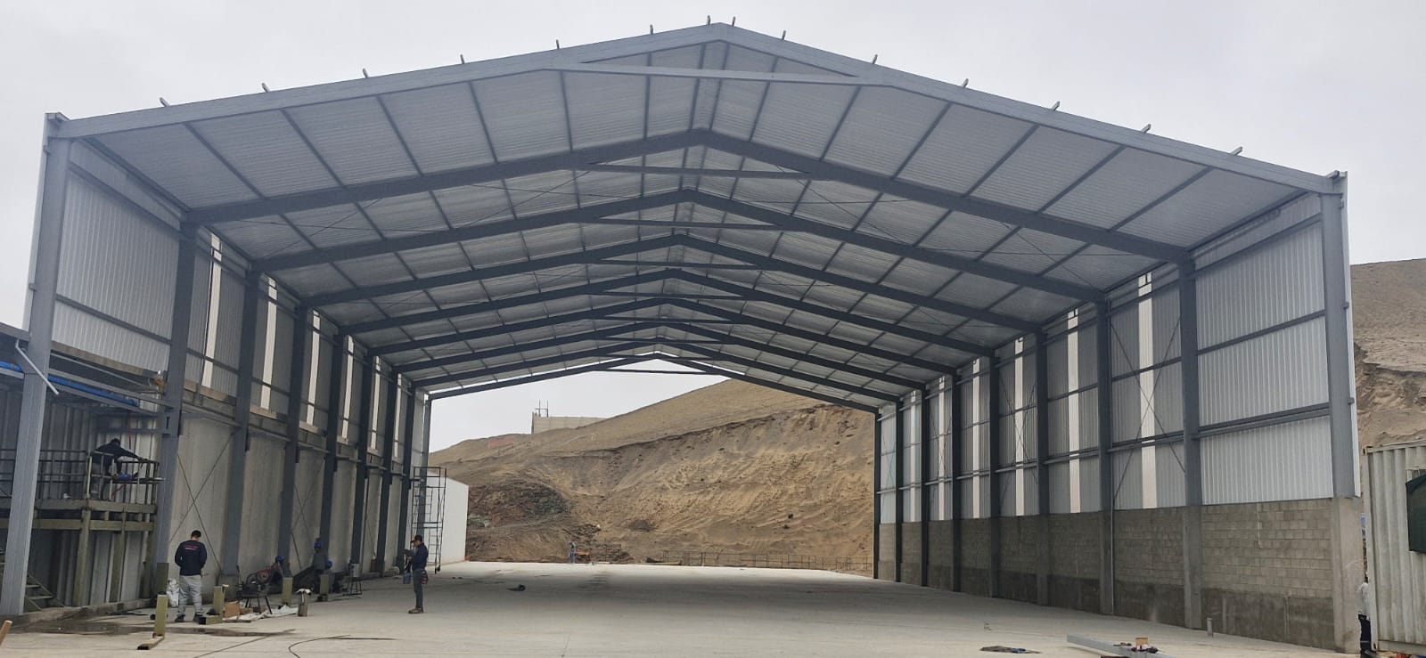 Montaje de estructura metálica y cobertura en obra industrial
