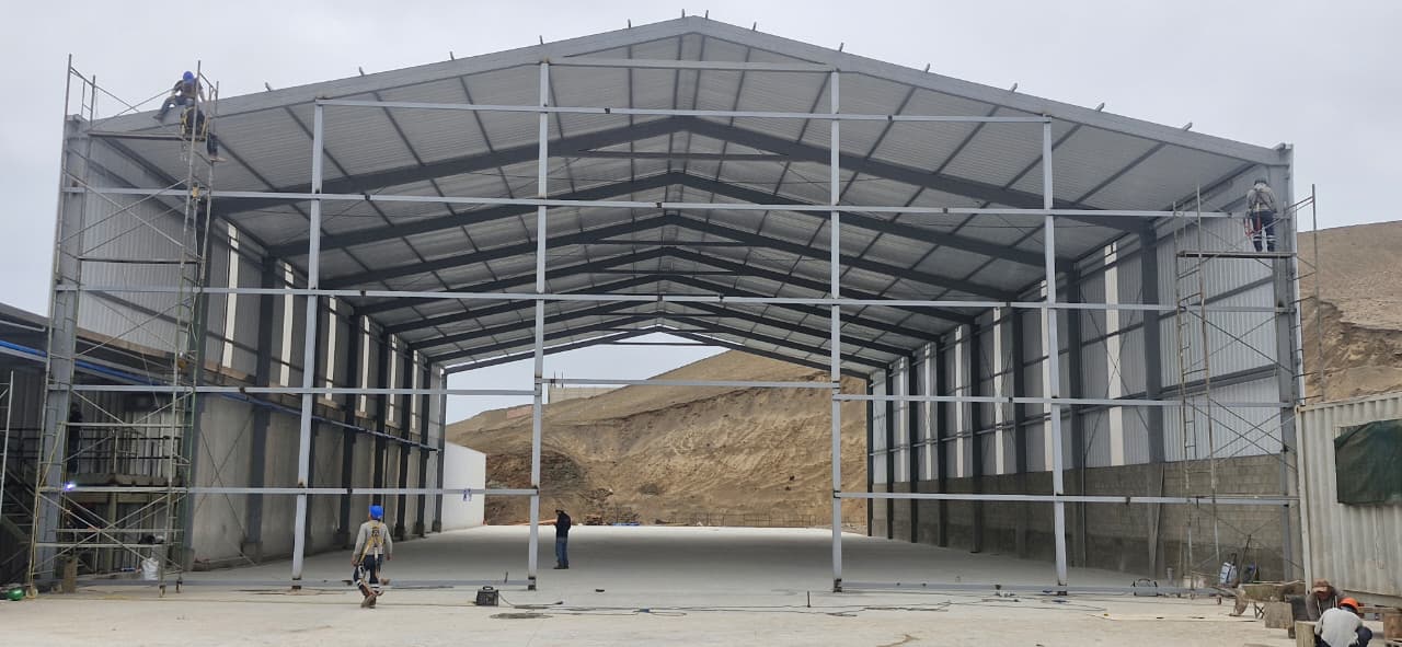 Nave industrial en montaje con tijerales y cobertura metálica