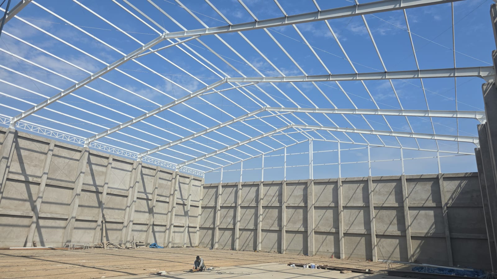 Estructura de techo metálico en montaje con columnas y tijerales