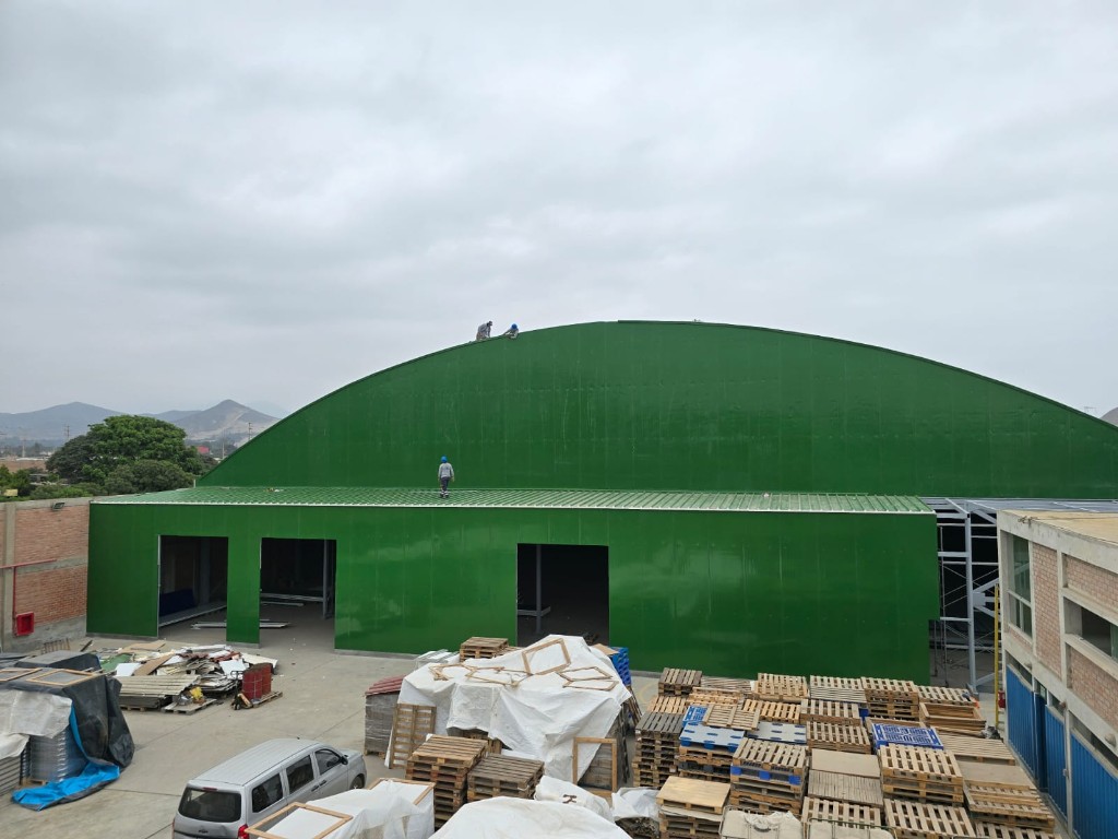 Cerramiento con panel aislante en nave industrial