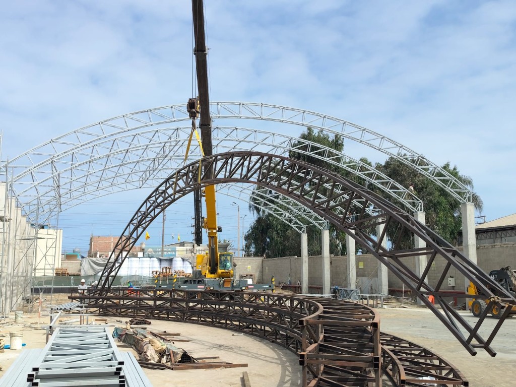 Taller de fabricación — izaje de tijeral metálico