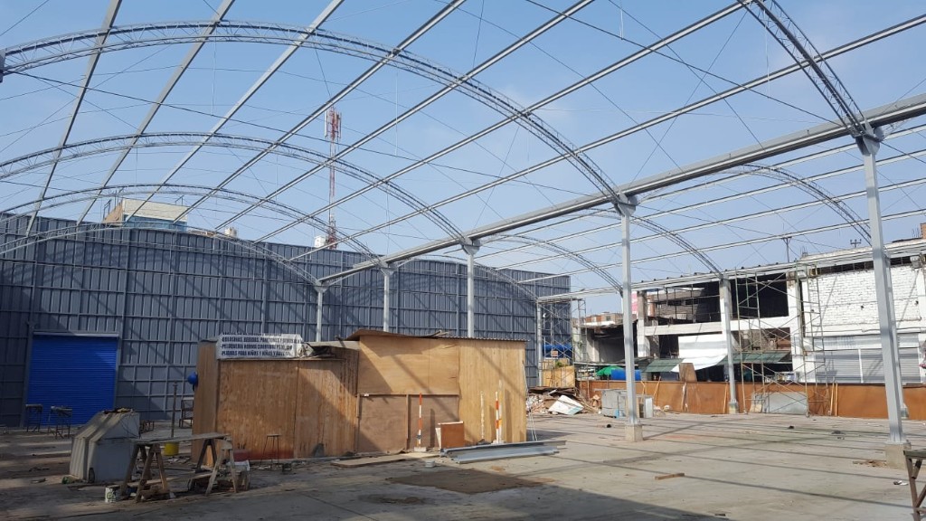 Estructura metálica en montaje — Arco Iris Metal S.A.C.